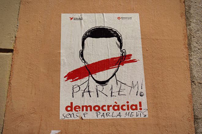 Catalan Independence in Barcelona - Let's Talk! Democracy Without Parliament?