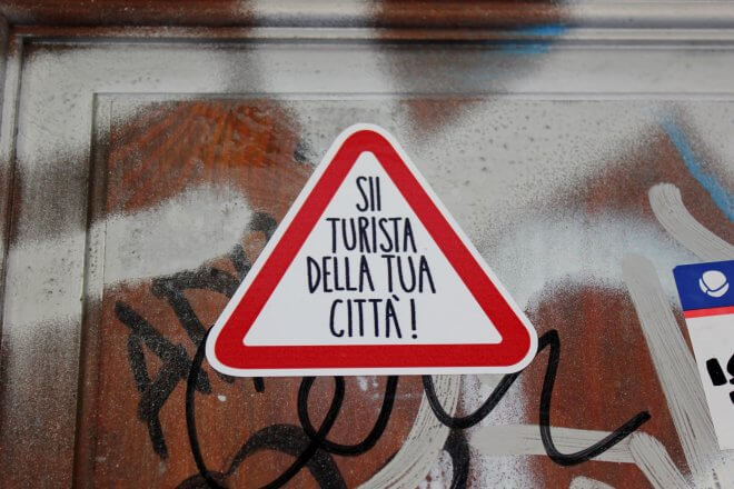 Protest Signs: Be a Tourist in Your City! (Italian)