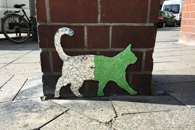 Berlin Street Art: Bicolor Cat on the Art Mile, Bülowstraße